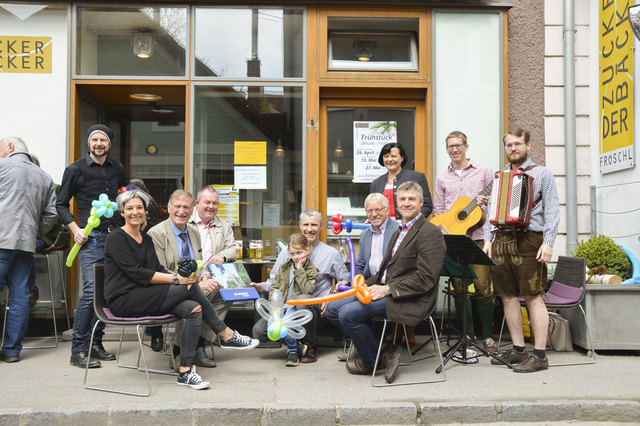 Diesjährige Schanigartensaison bei ZuckerBäcker Fröschl eröffnet!
Luftballonkünstler Manfred Zwettler, Marlene Fröschl, Bürgermeister Herbert Prinz, Stadtrat Ewald Edelmaier, Wolfgang Fröschl mit Sohn Oskar, Stadtrat Josef Zlabinger, Stadträtin Andrea Wiesmüller, Stadtrat Gerald Knödlstorfer, Jürgen Hauer und Phillipp Fichtinger (v.l.).