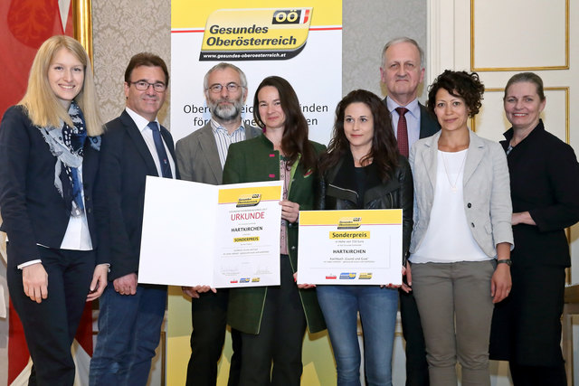 Gesundheitsförderungs-Sonderpreis für das Team der Gesunden Gemeinde Hartkirchen mit seinem Arbeitskreisleiter Ass. Prof. DI Dr. Helmut Holl (3. v. links) und Bürgermeister Wolfram Moshammer (2. v. links) durch Landesrätin Mag. Christine Haberlander