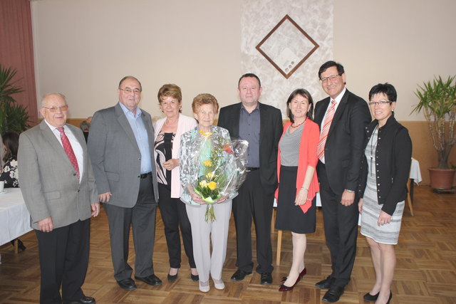 Jubilarin Frieda Kern im Kreise ihrer Gratulanten