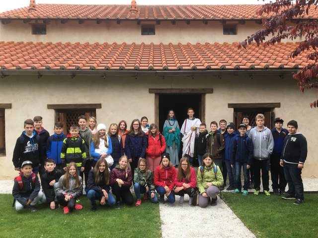 Am Bild die SchülerInnen der 2. Klassen in Carnuntum.