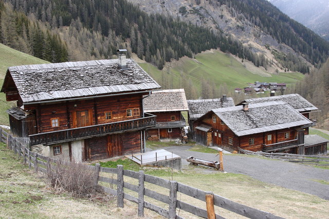 Alfen Alm mit Blick auf Kalkstein