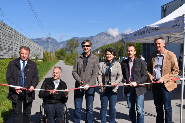 Othmar Obrist (TIWAG), Hubert Aufschnaiter, Heinrich Hausberger, Hedi Wechner, Stefan Astner (Tourismusverband) und Hermann Etzelsdorfer durchschnitten das Band feierlich (v.l.).