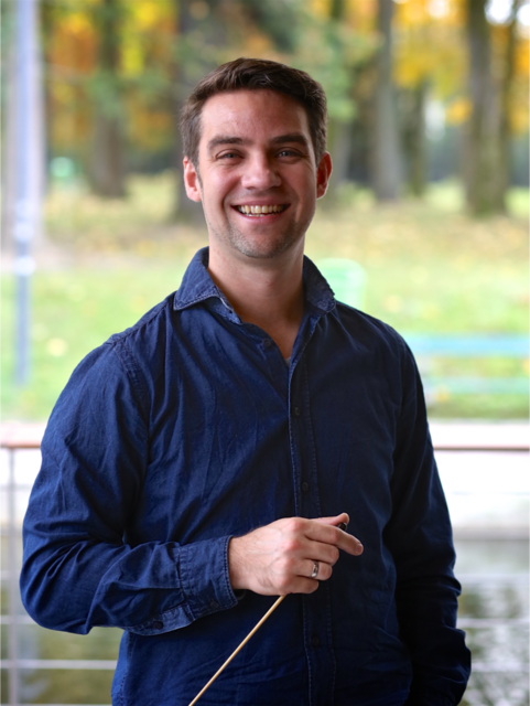 Dirigent Christian Radner begeistert mit klarer Zeichengebung.