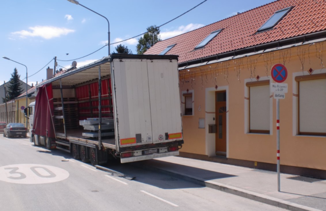 Dieser LKW parkt auf dem Gehsteig in einer Halte- und Parkverbotszone | Foto: Privat