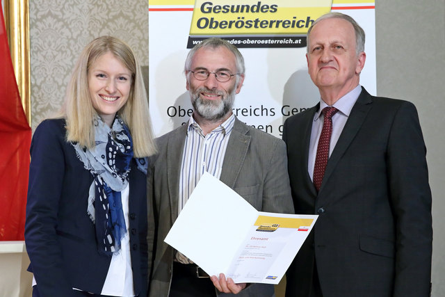 Ehrung des Arbeitskreisleiters der gesunden Gemeinde Hartkirchen Ass. Prof. DI Dr. Helmut Holl für sein 15-jähriges ehrenamtliches Engagement