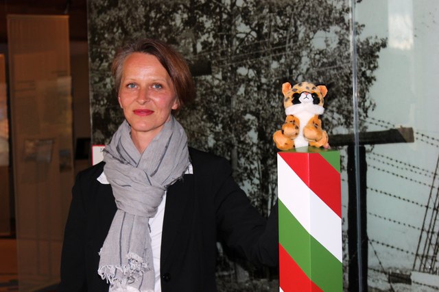 Naturvermittlerin Petra Jeitler mit Luchs Leopold.