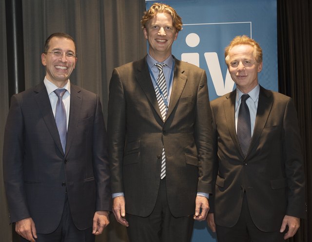 Mitgliederversammlung der IV-Tirol bei Sandoz in Kundl: IV-Tirol Präsident Christoph Swarovski, Gastgeber CEO Ard Van der Meij und Österreichischer-Industriepräsident Georg Kapsch (v.l.).