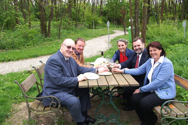 Grafeneggs Bgm. Anton Pfeifer, Gemeinderat und Kassier Christian Baumgartner, Projektleiterin Susanne Moss, Landtagspräsident Hans Penz, Landesobfrau Maria Forstner