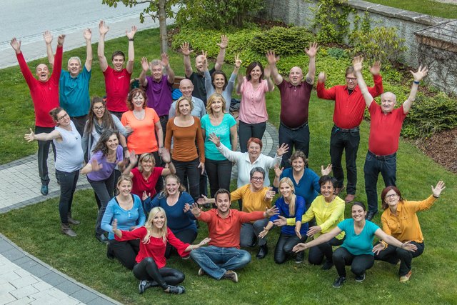 Ein ganz aktuelles Bild vom Chor Impulse. Ganz vorne links: Chorleiterin Anni Egger.
