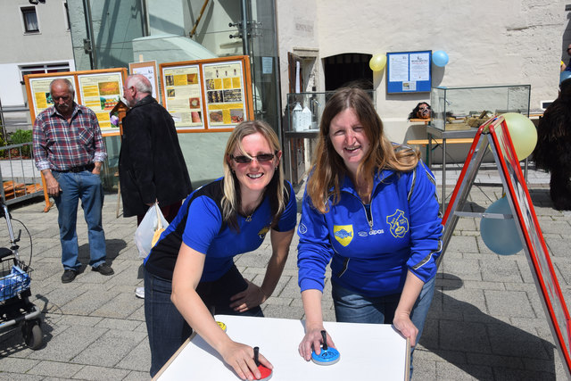 Anita Nowak vom Bogenschützenverein und Elisabeth Gritsch von den Eisstockschützen Fischamend.