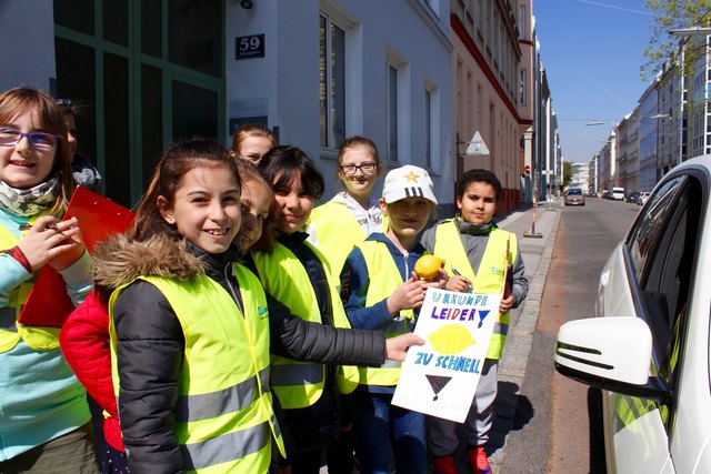 Die Kinder der 3B verteilen eine Zitrone für Schnellfahren - beim nächsten Mal heißt´s das Geschwindigkeitslimit beachten!