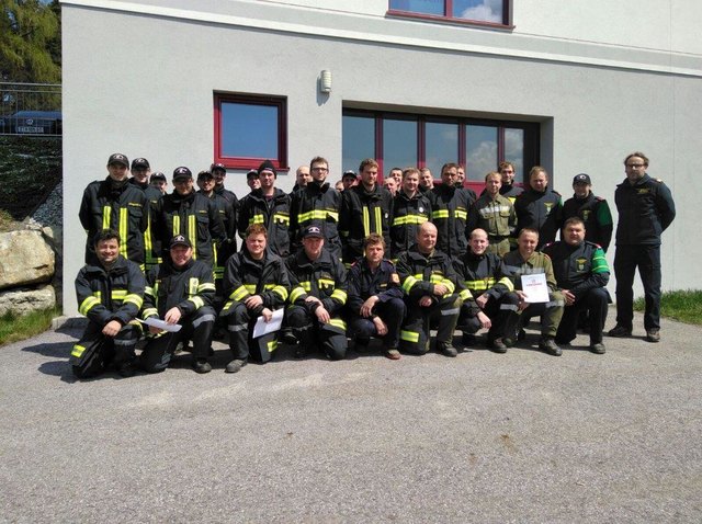 Die Absolventen der „APAS“ mit dem Prüferteam und Abschnittsfeuerwehrkommandant Christian Weis.