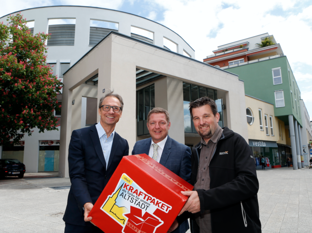 Bürgermeister Günther Albel mit den Investoren Andreas Trettler (rechts) und Andreas Steinbauer