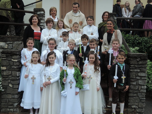Die Konradsheimer Erstkommunionkinder mit Abt Berthold und den Ministranten, den Lehrpersonen und der Pastoralassistentin Roswitha Bramauer:
1.R.v.l.n.r: Marlena Pechgraber, Lena Schweighuber, Lea Grill, Sophia Grabner, Pauli Hochpöchler
2. R.v.l.n.r: Hanna Kronsteiner, Simone Hofmarcher, Elias Grill, Gabriel Kerschbaumer, Noah Merkinger, Michael Rohrweck
