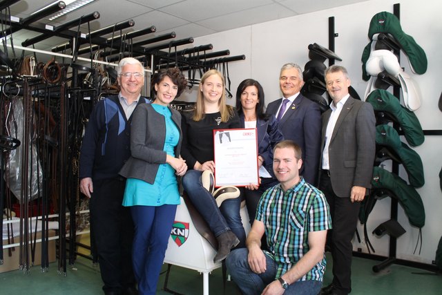 Unter den Gratulanten waren Klara Pöschl (Bezirksvorsitzende Frau in der Wirtschaft), Maria Angerlehner (Landesvorsitzende Frau in der Wirtschaft), Leo Jindrak (WKO Spartenobmann) und WKO-Bezirksstellenleiter Klaus Grad.