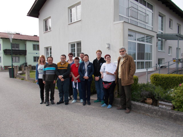 Ingrid Pruckner (4.v.r.) mit der Wohngruppe der Lebenshilfe in Wieselburg.