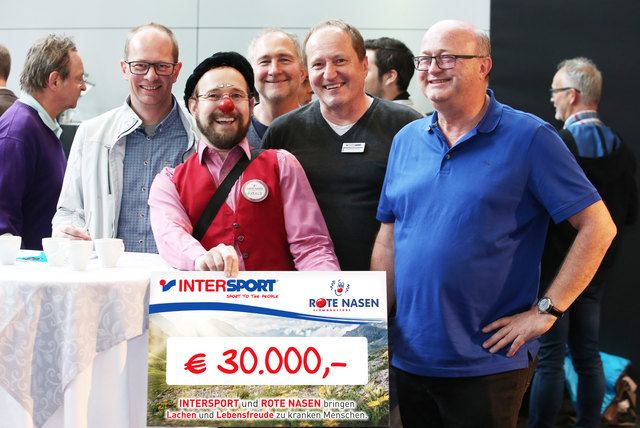 Die offizielle Übergabe des 30.000 Euro Spendenchecks an die Rote Nase Clowndoctors: Franz Zach von Intersport Tscherne in Leoben mit seinen Kollegen Gottfried Hadler und Bernhard Pilz von Intersport Pilz und Gottfried Günther von Intersport Günther (v.r.n.l.)