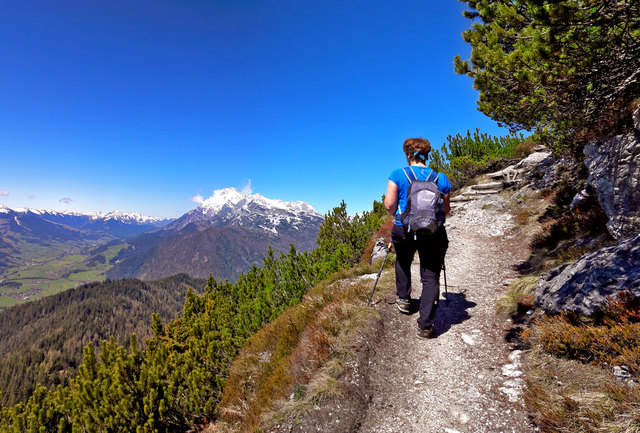 Auf dem Weg zur Wiechentaler Hütte, Steinernes Meer, Pinzgau. Das Birnhorn, 2634 m, als höchste Erhebung der Leoganger Steinbergen, ziert den Horizont.