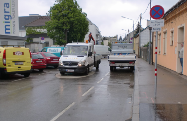 Zwei Verbrechen in einem Bild: Missachtung von Parkverbot und Einbahn | Foto: Privat