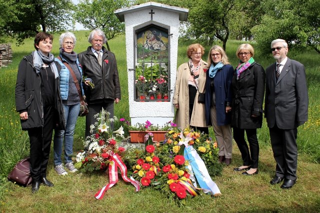 V.l.n.r.: Konsulin Bernadette Scheid, Belgische Delegation mit Yolande Thonet, NR Vzbgm. Ulrike Königsberger-Ludwig, Bgm. Ursula Puchebner, Martin Kranzl-Greinecker (Mauthausen Komitee Österreich)
© Kulturabteilung, Stadtgemeinde Amstetten