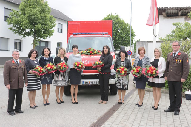 Die Autopatinnen mit dem neue Versorgungsfahrzeug