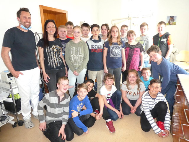 Zahnarzt Werner Lasinger, Biologielehrerin Karin Weiß und die SchülerInnen der 1b