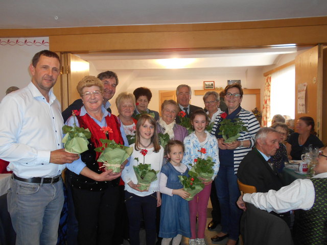 Herbert Petscharnig, Paula Mucher, Gerhard Napetschnig, Hilde Kitz, Regina Petscharnig, Anna Opriessnig, Anton Polessnig, Charlotte Gratzer, Resi Kupferschmied, Hannah Lessiak, Adriane Opriessnig und Tanja Klatzer (v.li)