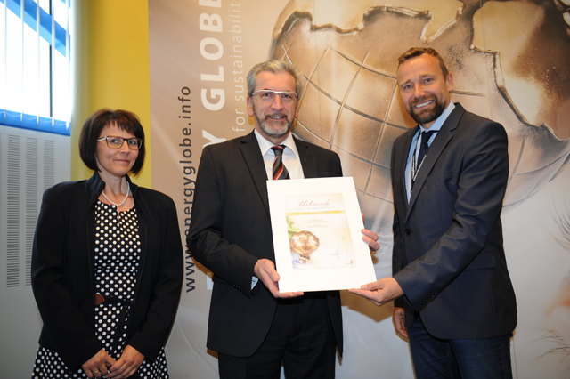 Philipp Meyer (Kapl GU-Bau GmbH) und Bürgermeister Johann Buchberger