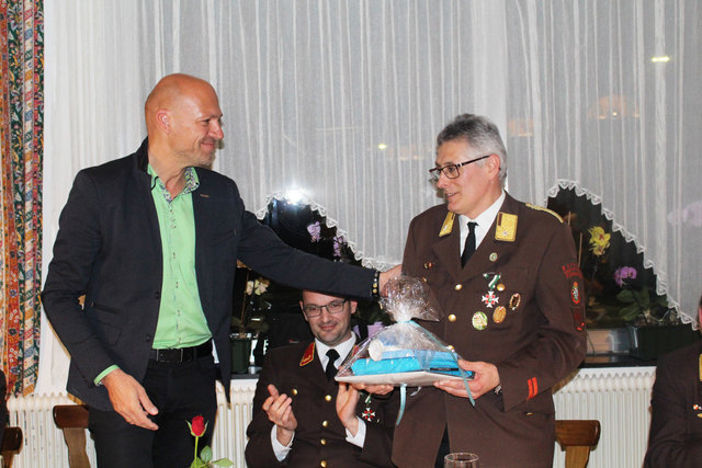 Danke für den Einsatz: Thermen-Geschäftsführer Wolfgang Wieser mit HBI a.D. Karl Proschitz.
