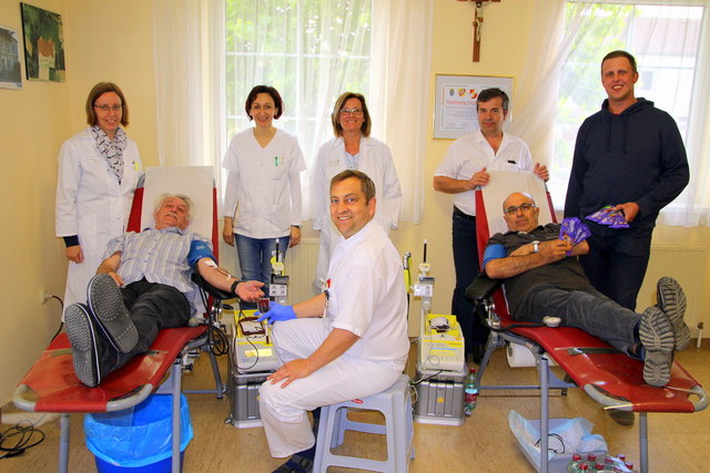 Blutspenden hat Tradition in Ebersdorf an der Zaya: Michael Vock jun., Thomas Schmoll, Lorenz Bauer, mit dem Team der Blutbank des LK Mistelbach: Dr. Daniela Ostroveanu, Ernestine Mandl, Erich Haberl, Heinrich Bauer, Eva Binder