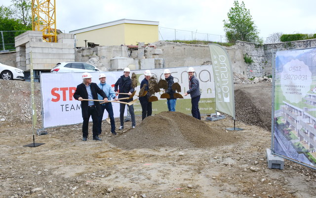 Christoph Neier (Baubüro Neier – Örtliche Bausaufsicht), Holger Fink (technischer Projektleiter CARISMA Immobilien), Michael Kugler (Geschäftsführer CARISMA Immobilien), Bürgermeister Arno Guggenbichler, Andreas Rittinger (Architekturbüro Christoph Schwaighofer) und Robert Zimmermann (STRABAG)