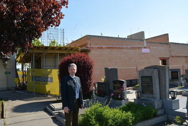 Bürgermeister Fritz Quirgst bei der Baustelle am Deutsch-Wagramer Friedhof.