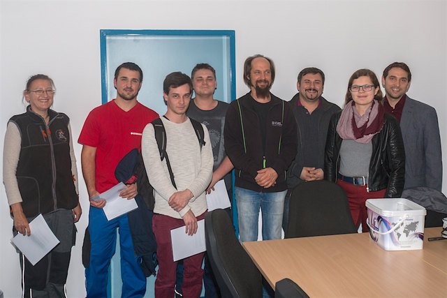 Die erfolgreichen KunststoffformgeberInnen (2. Foto): Martin Loidl, Peter Harm, Elias Hölzer-Söllner und Elke Hirnschal mit der Prüfungskommission und AusbilderInnen.