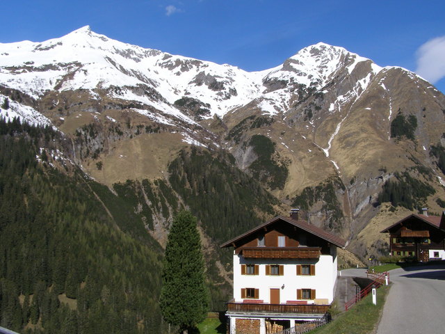 im Wasen, das ist ein Ortsteil von Kaisers, am 11. Mai, im Hintergrund der Schwarze Kranz und Pimig;