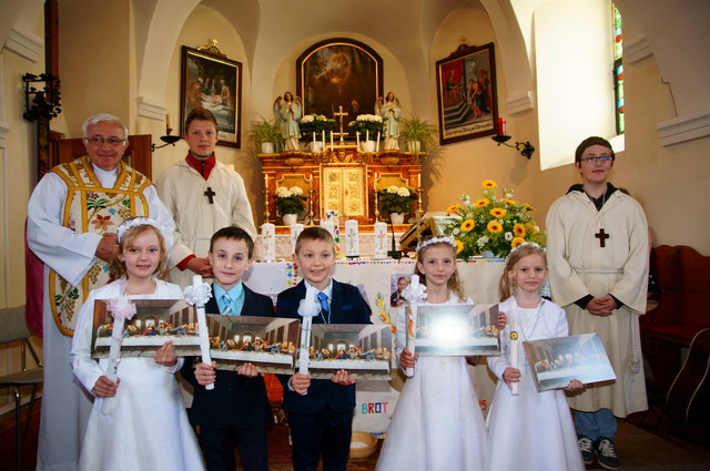 Marlene Zeindl, Daniel Geist Daniel, Fabian Habison, Malene Wolf und Lilith Spann feierten gemeinsam mit Pfarrer Zenon Gaska und den Ministranten Johannes Gföller und Lukas Karrer ihre Erstkommunion.