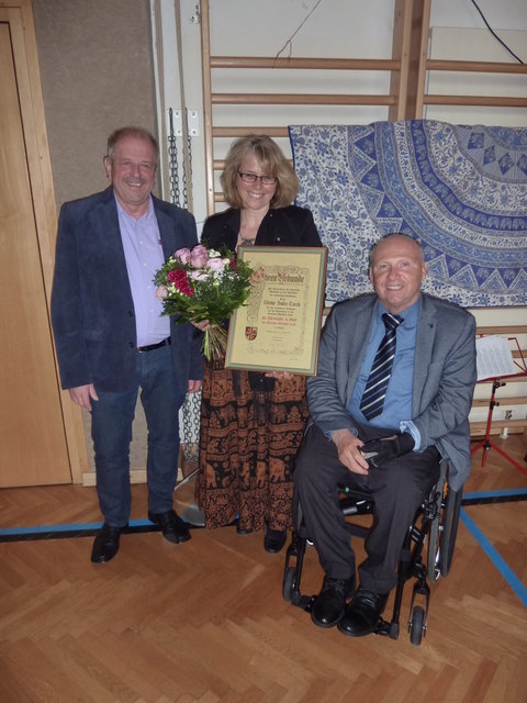 Mit Goldener Ehrennadel ausgezeichnet: Gemeindekassier Alois Flechl, Direktorin Ulrike Hofer-Turek und Bgm. Josef Haberl.