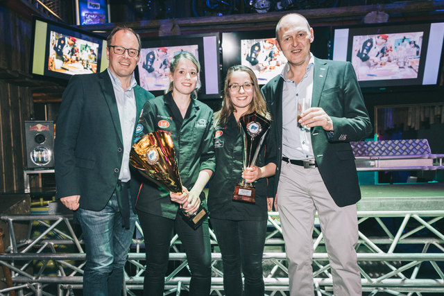 Der Preis für das beste Team geht an die Schweiz und somit an Tanja Knechtle (2. v. r.) und Manuela Riedweg. WK-Bezirksobmann Joe Huber (l.) und Fleischhof Oberland-Geschäftsführer Georg Schuler gratulieren. | Foto: Photofactory/Dominik Pfeifer