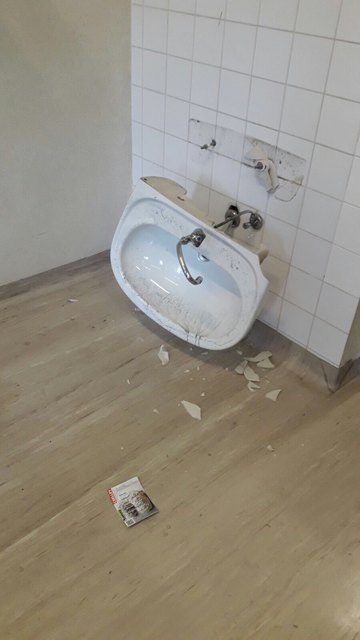 Waschbecken wurden im Gymnasium aus der Wand gerissen.