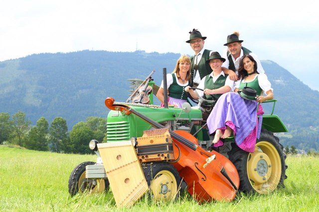 In Stattegg lädt die Knöpferlstreich zum Mitsingen von humorvollen Gstanzln ein.