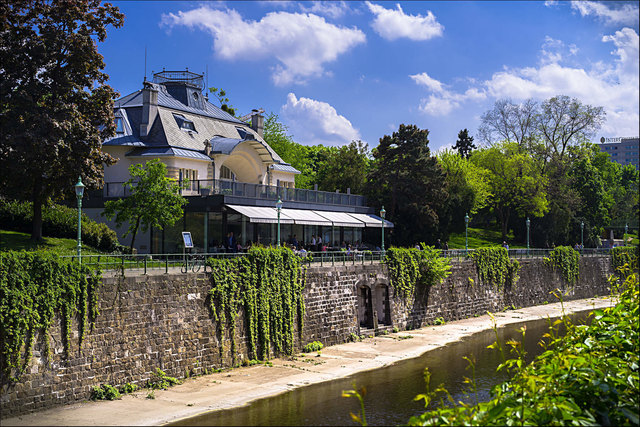 Besonders wenn das Wetter so schön ist wie jetzt, genießen sowohl Wiener als auch Touristen sehr gerne den Ausblick von der Terrasse der Meierei im Stadtpark.