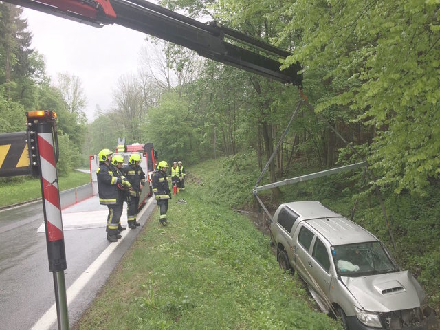 Die Stadtfeuerwehr Mattersburg führte mittels Kran des SRFA die Fahrzeugbergung durch und brachte mittels Wechselladefahrzeug und Abschlepppritsche das schwer beschädigte Fahrzeug in eine Fachwerkstatt. | Foto: Stadtfeuerwehr Mattersburg