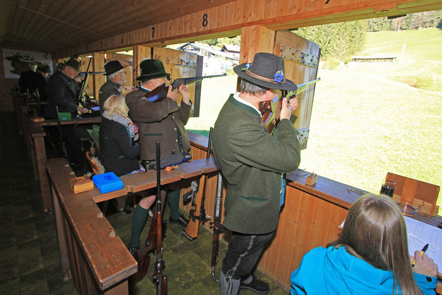 Auf zehn Ständen wird in der Gosauer Schießstatt auf 100 Meter geschossen. | Foto: Karl Posch