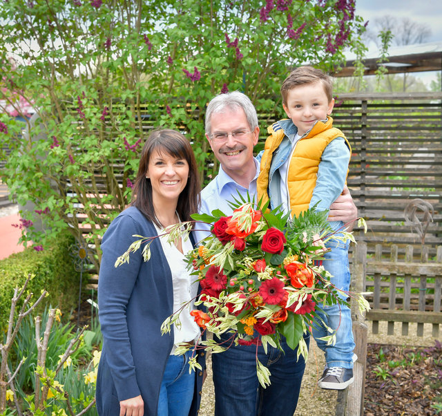 Landesrat Karl Wilfing und DIE GARTEN TULLN Marketing Leiterin Sandra Pfister mit Sohn Lorenz laden am 14. Mai ein, den Muttertag auf der GARTEN TULLN zu feiern.