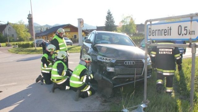 Die Unfallfahrzeuge wurde teils schwer beschädigt.