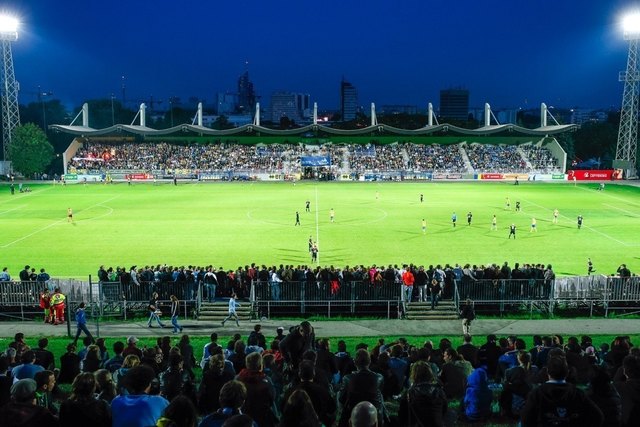 Auch im Stadion Hohe Warte gibt es derzeit Probleme: Die Tribüne darf - anders als auf diesem Archivbild der Fall - nicht betreten werden.