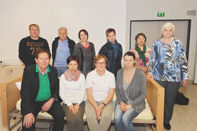 Bgm. Matthias Weghofer (l) und Vortragende Eva Maria Hackl (3.v.l.) mit den interessierten Teilnehmern.