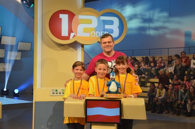 Magdalena Sabitzer, Daniel Pobaschnig und Jasmin Olschnegger mit Elton bei der Quizshow
