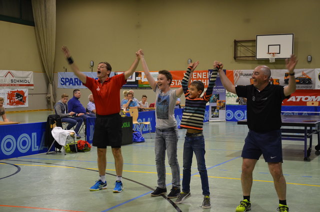 Jean-Michel Saive, Fabian Reininger, Leo Blersch und Philippe Saive ließen sich am Ende des Abends gebührend von den Zuschauern feiern.