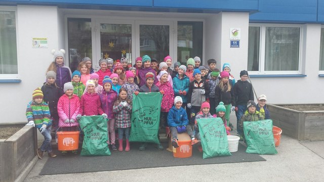 Die Volksschule Julbach war eifrig dabei, den Ort von achtlos weggeworfenem Müll zu befreien.