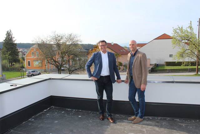 OSG-Obm. Alfred Kollar und Bgm. Jürgen Zimara besichtigten die Dachterrasse.
